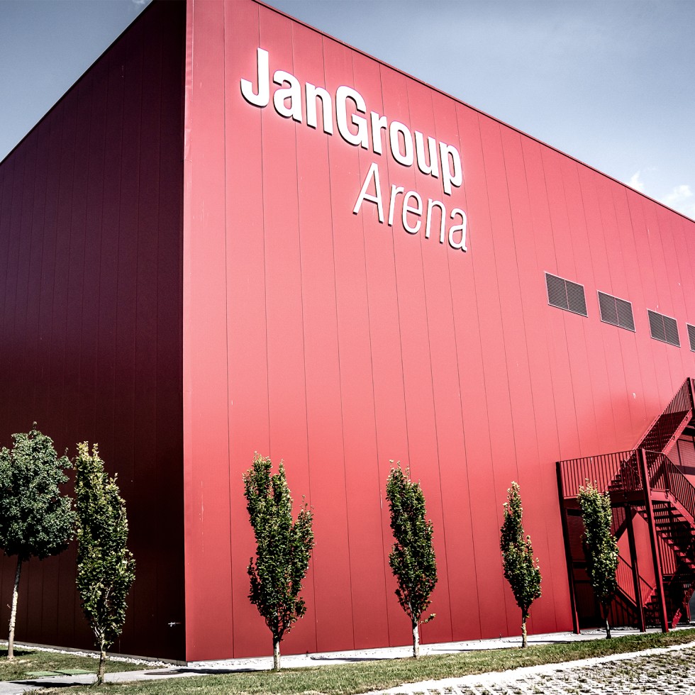 Frasschrift Fassadenanschrift Swiss Tennis Biel Jan Group Arena